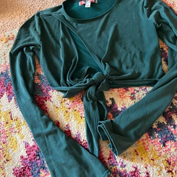 🌻HP🌻NWOT Urban Outfitters green Elle keyhole wrap crop top flare sleeves S - Picture 13 of 16